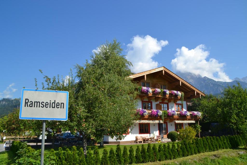 uma casa com um sinal em frente em Ramseiderhof em Saalfelden am Steinernen Meer