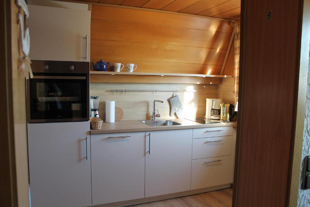 Kuchyň nebo kuchyňský kout v ubytování BELVEDERE Appart & Chalet - Ihr Zuhause auf Zeit am Edersee - Ihr Geschenk die GästeCard GrimmHeimat