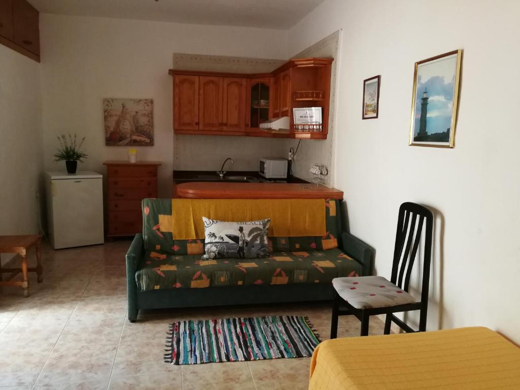 sala de estar con sofá y cocina en Vivienda Vacacional wiljis N3, en Tigaday