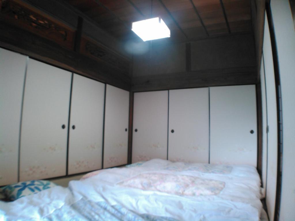 Postel nebo postele na pokoji v ubytování 昭和の宿 汐凪 shionagi