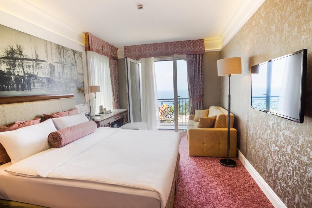 Mell Hotel - 沙发床和海景阳台的豪华三重房间