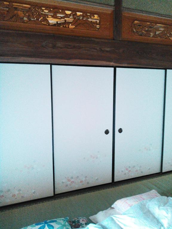 Postel nebo postele na pokoji v ubytování 昭和の宿 汐凪 shionagi