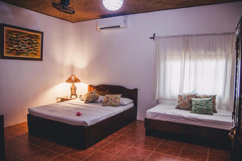 Postel nebo postele na pokoji v ubytování Hibiscus Garden Resort