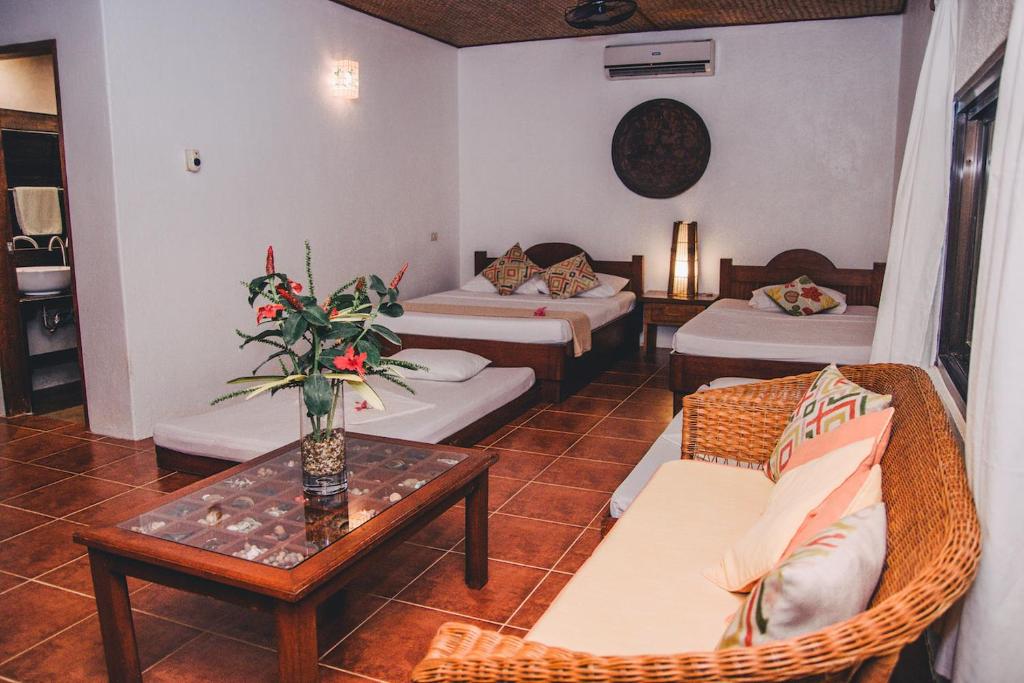 Postel nebo postele na pokoji v ubytování Hibiscus Garden Resort