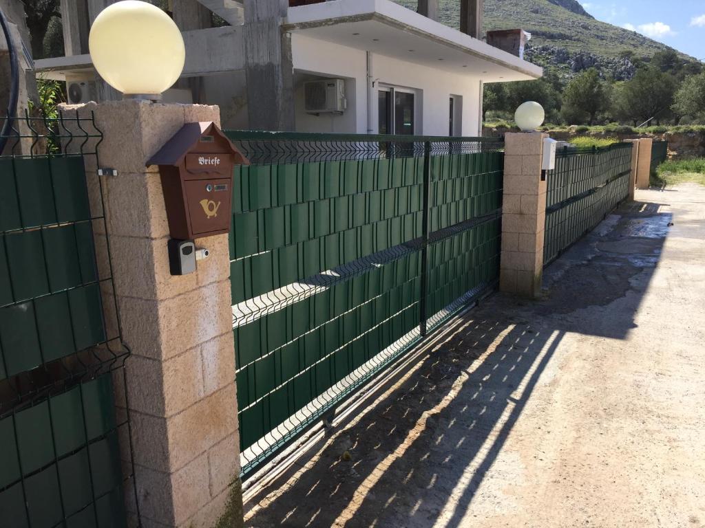 アルハンゲロスにあるTASSOS-Hausの家の前の緑の柵
