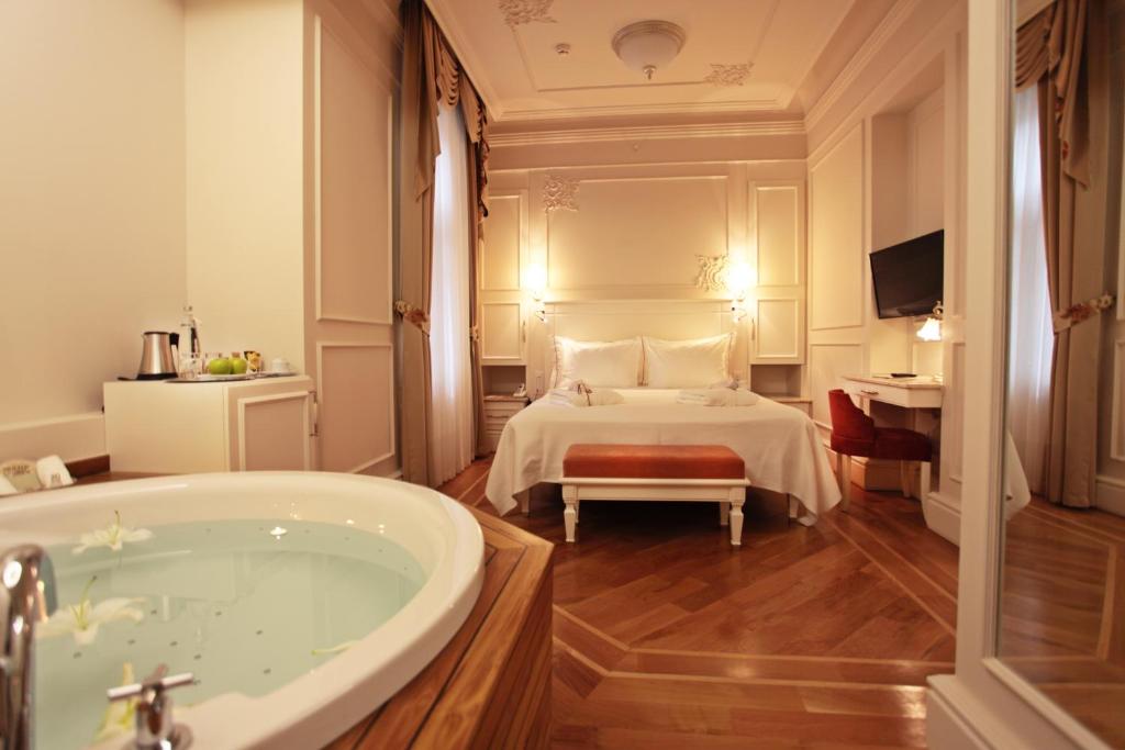 Postel nebo postele na pokoji v ubytování Corinne Art & Boutique Hotel
