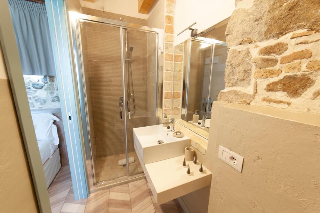 A bathroom at PERDAS ROOMS