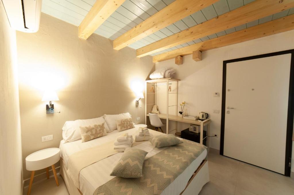 A bed or beds in a room at PERDAS ROOMS
