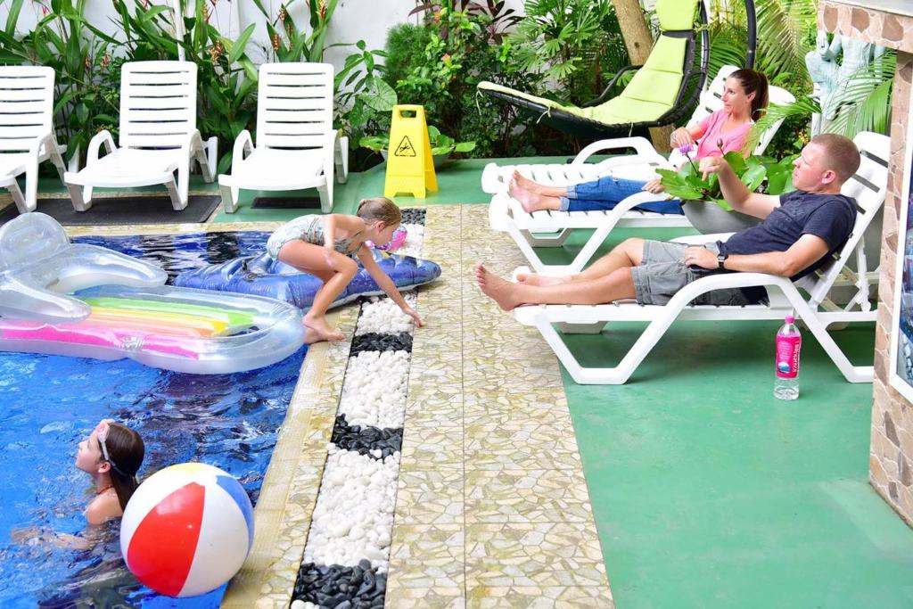 um grupo de pessoas brincando em uma piscina em Colombo Villa em Colombo