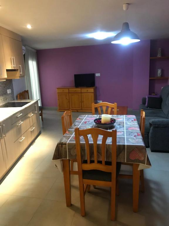 cocina y sala de estar con mesa y sillas en Apartaments Ca L'Albert en Pobla de Segur