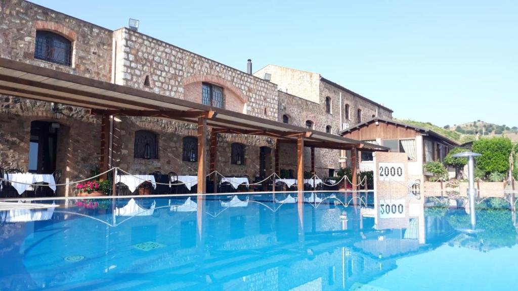 Bazén v ubytovaní Relais Abbazia Santa Anastasia Resort & Winery alebo v jeho blízkosti