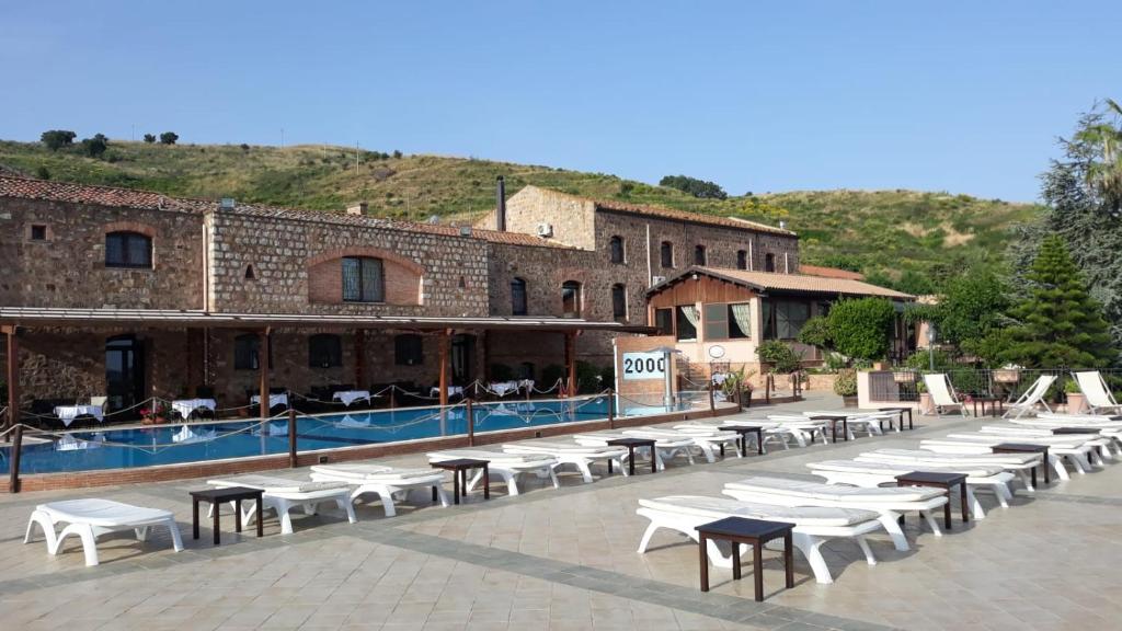 Bazén v ubytovaní Relais Abbazia Santa Anastasia Resort & Winery alebo v jeho blízkosti