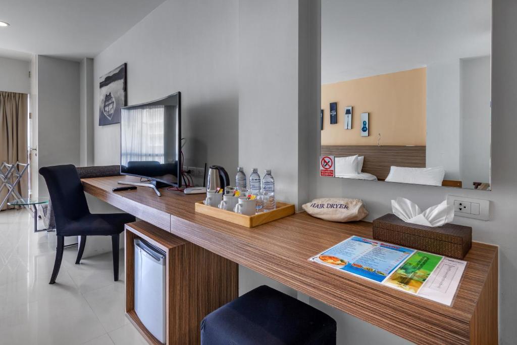 TV a/nebo společenská místnost v ubytování The Lantern Resorts Patong - SHA Extra Plus
