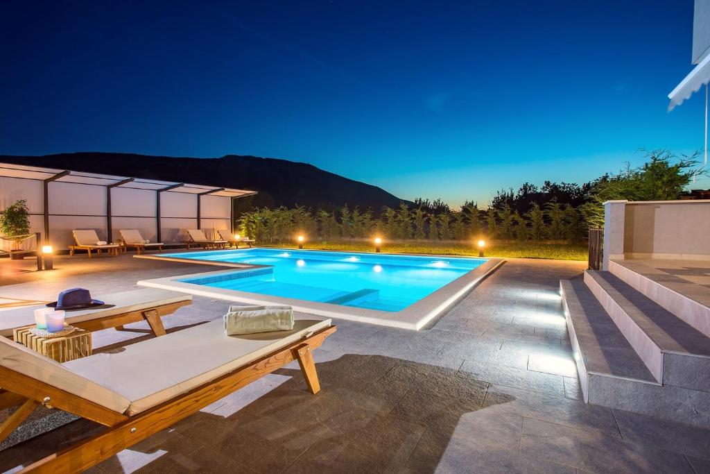 Apartment VILLA BEGO heated pool with jaccuzzi, summer kitchen, garden