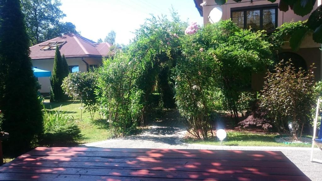 Vonkajšia záhrada v ubytovaní BASTÓWKA 2 Apartamenty