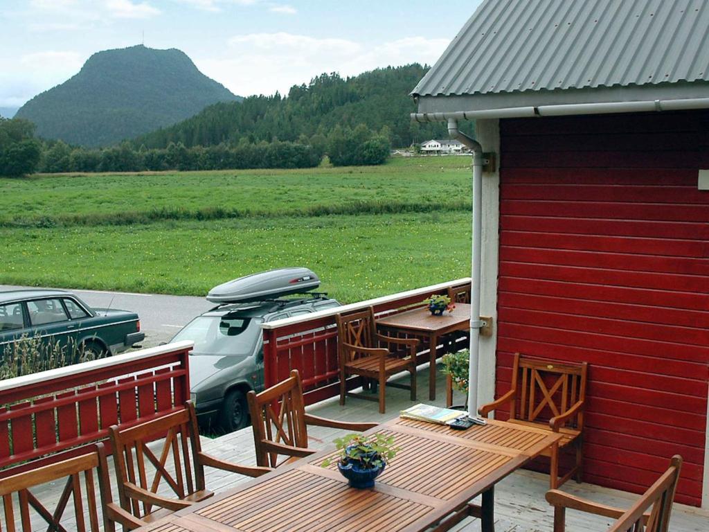 un patio con una mesa y sillas y un coche en Three-Bedroom Holiday home in Isfjorden, en Torvik