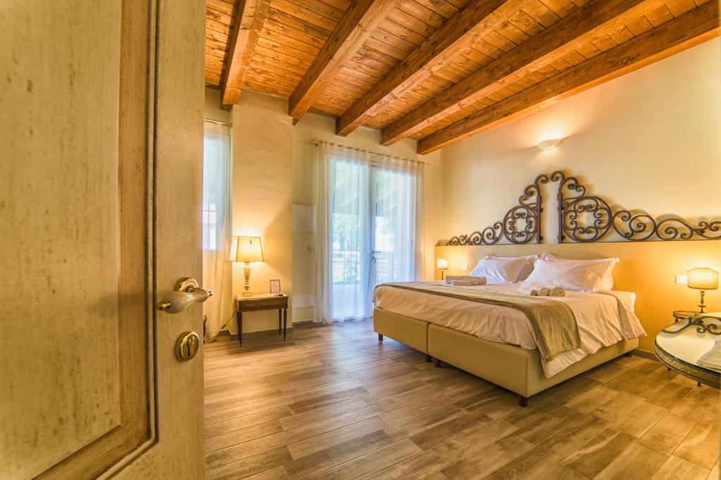 1 dormitorio con 1 cama grande y techo de madera en Agriturismo Podere Amati, en Budrio