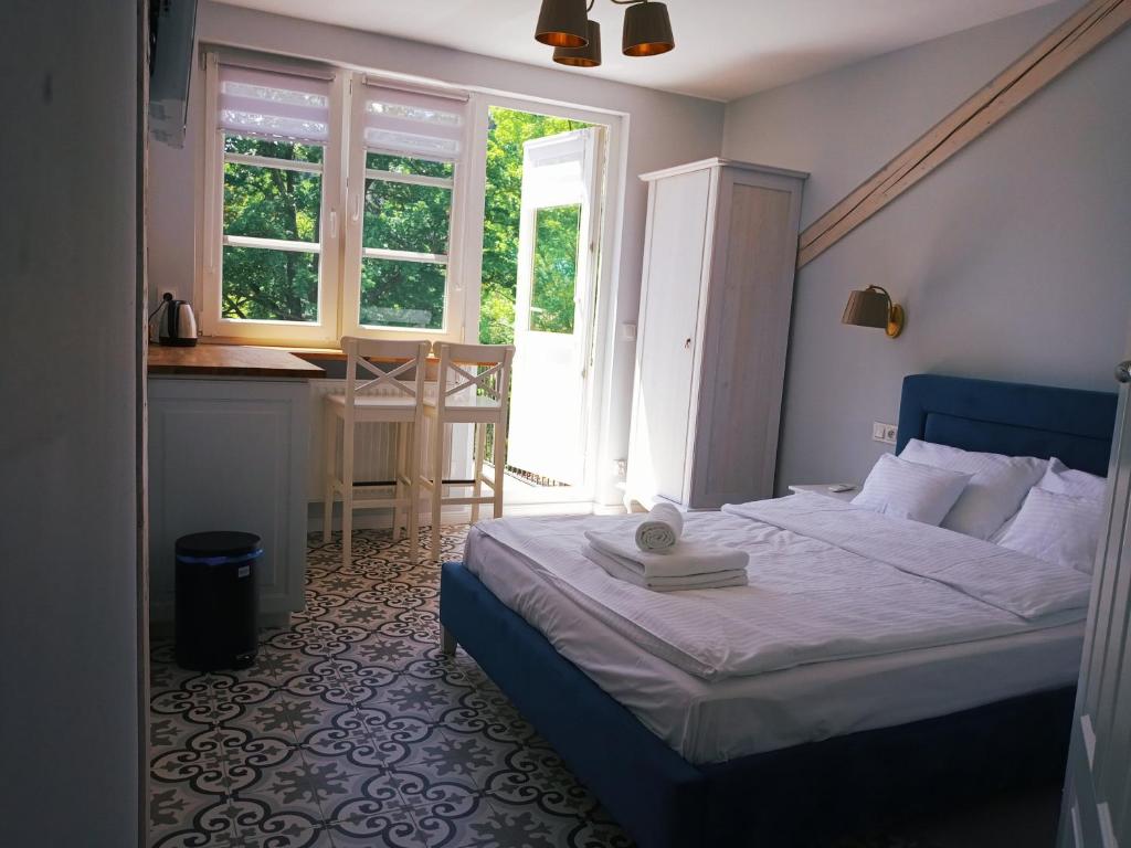 ドゥシュニキ・ズドルイにあるDolceのベッドルーム1室(ベッド1台、テーブル、窓付)