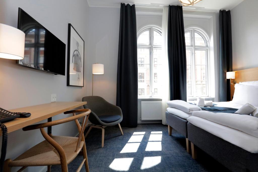 una camera d'albergo con un letto e una scrivania di Hotel Bethel a Copenaghen