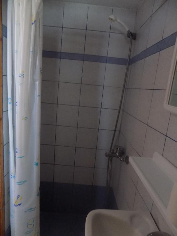 Koupelna v ubytování DIALEKTI STUDIOS