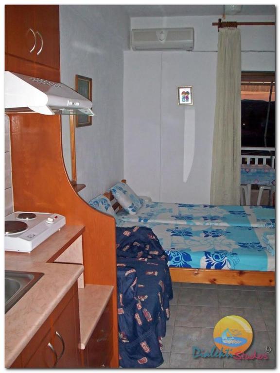 Postel nebo postele na pokoji v ubytování DIALEKTI STUDIOS