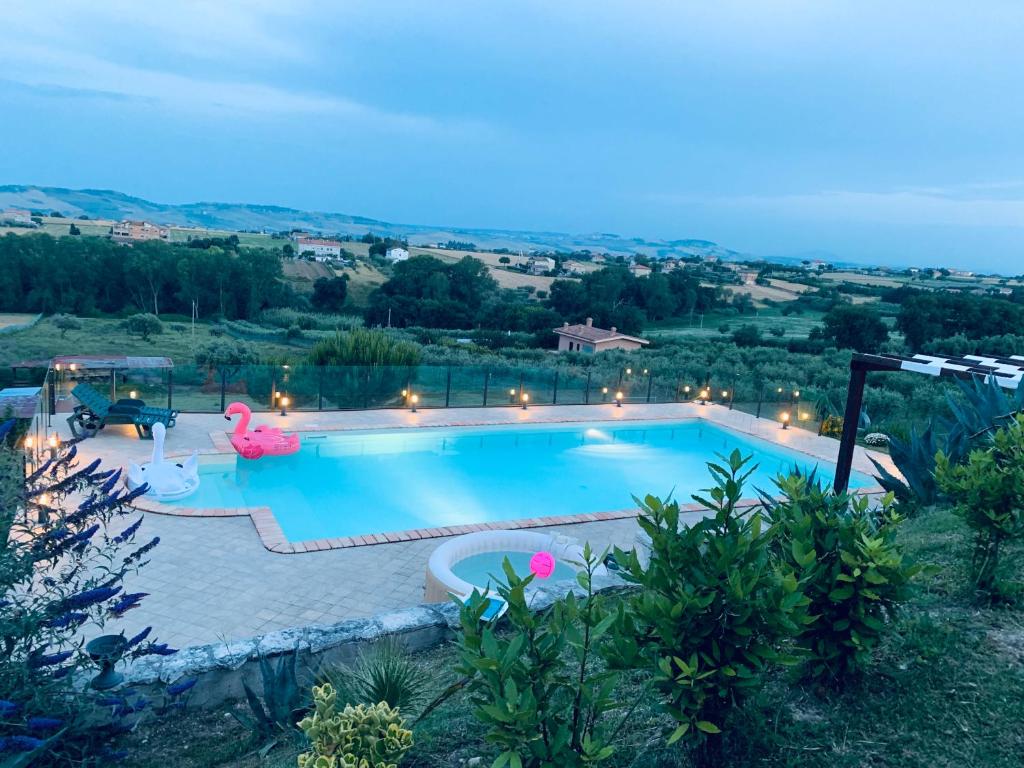 En udsigt til poolen hos Villa Azzurra eller i nærheden