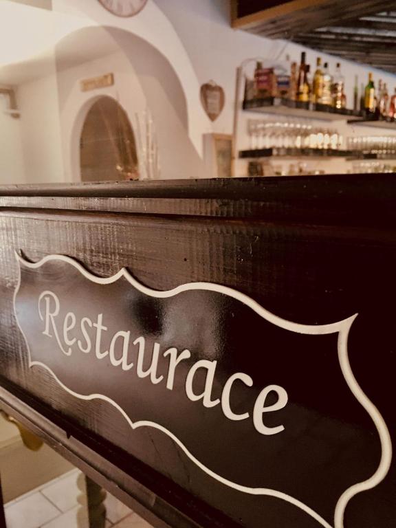 znak restauracji przed barem w obiekcie Pension Verona w mieście Nový Bor