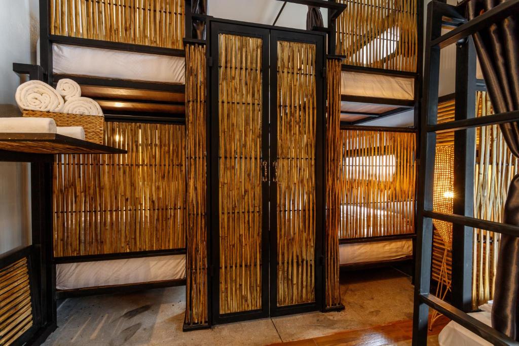 Hostel One Art and Gallery - 6