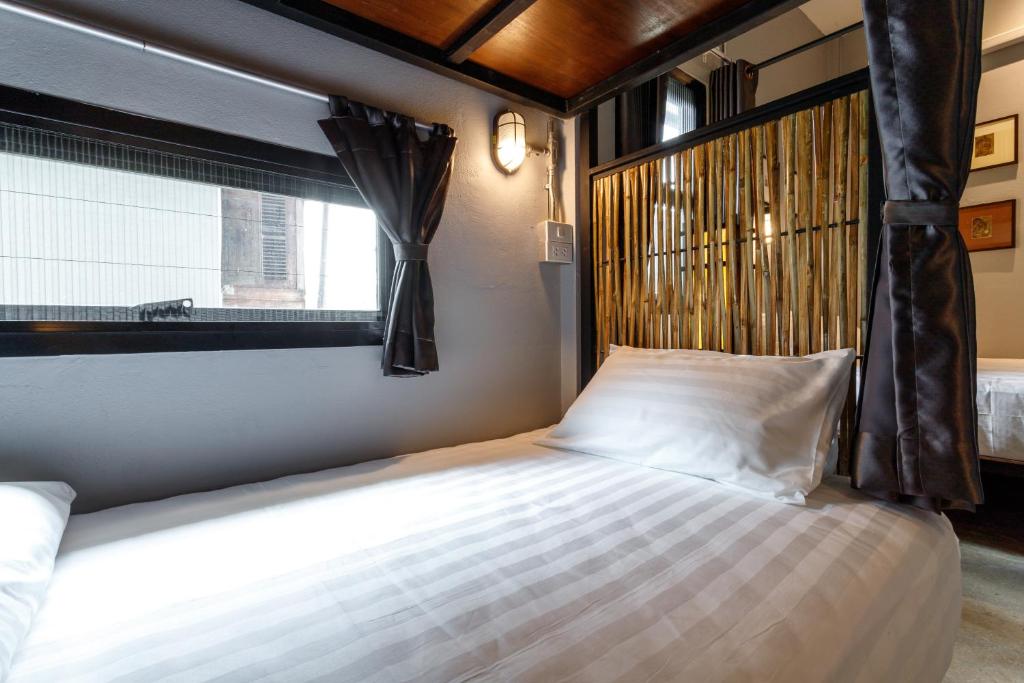 Hostel One Art and Gallery - 9