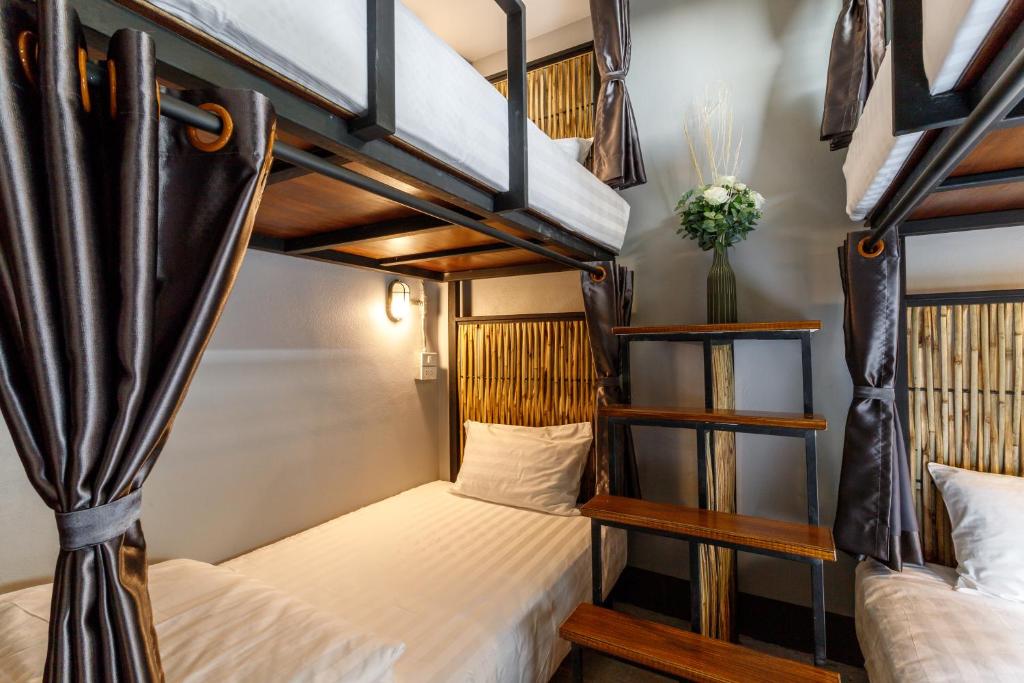 Hostel One Art and Gallery - 14