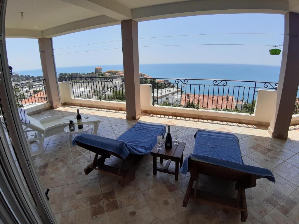 uma varanda com vista para o oceano em Vesna Apartments em Ulcinj