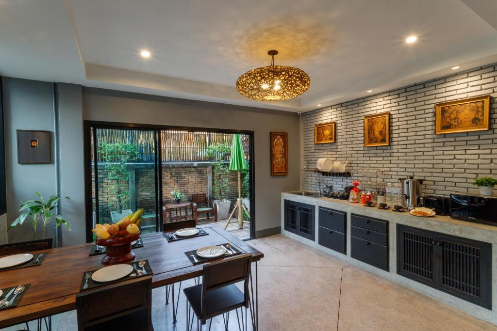 Hostel One Art and Gallery - 1