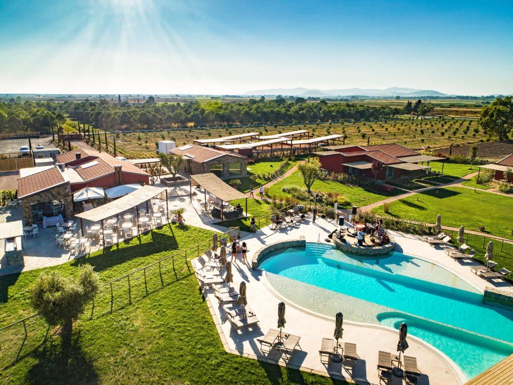een luchtzicht op een resort met een zwembad bij Podere Maremma Spa & Ristorante in Orbetello