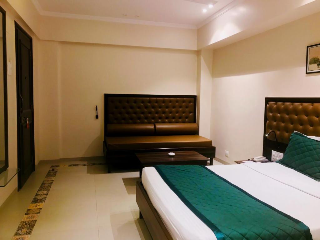 Postel nebo postele na pokoji v ubytování West End Hotel Opp Bombay Hospital
