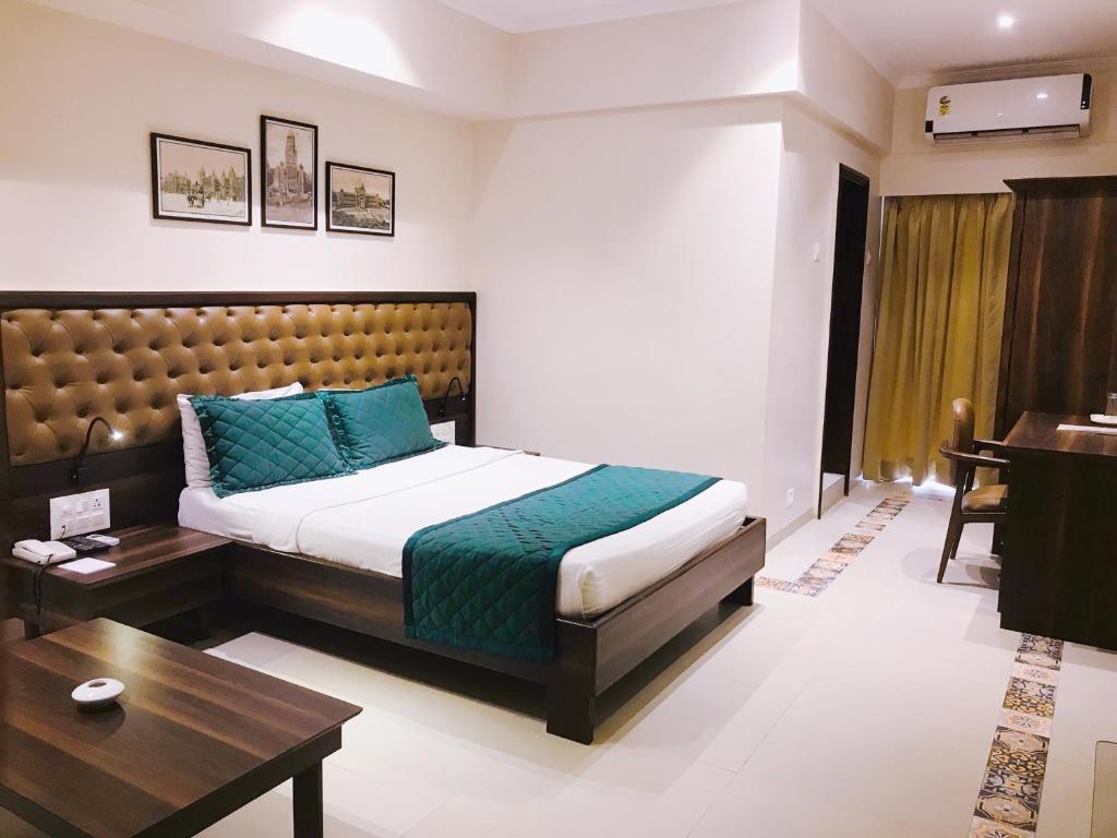 Postel nebo postele na pokoji v ubytování West End Hotel Opp Bombay Hospital