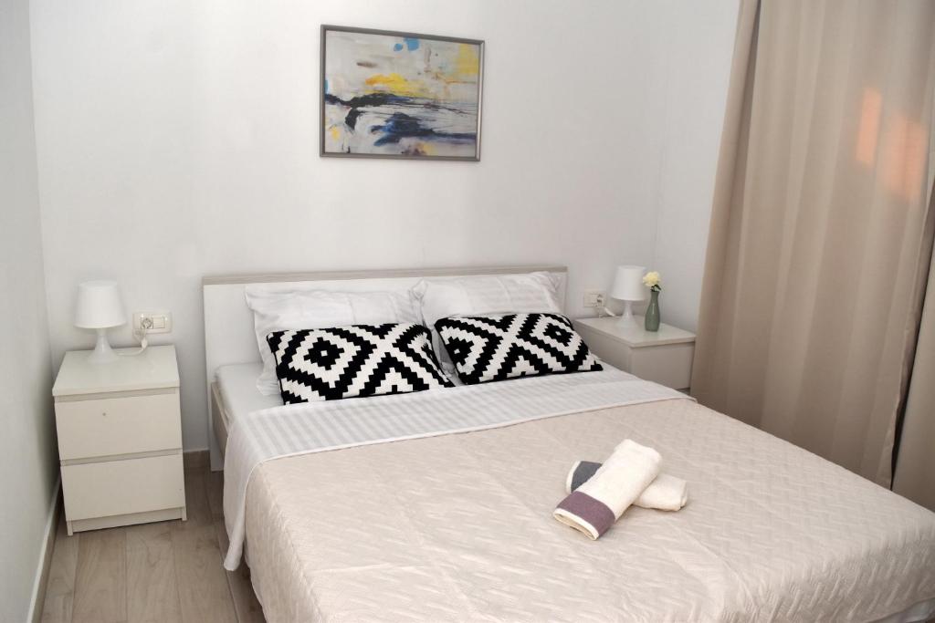 ein Schlafzimmer mit einem Bett mit zwei Handtüchern darauf in der Unterkunft Happy House in Zadar