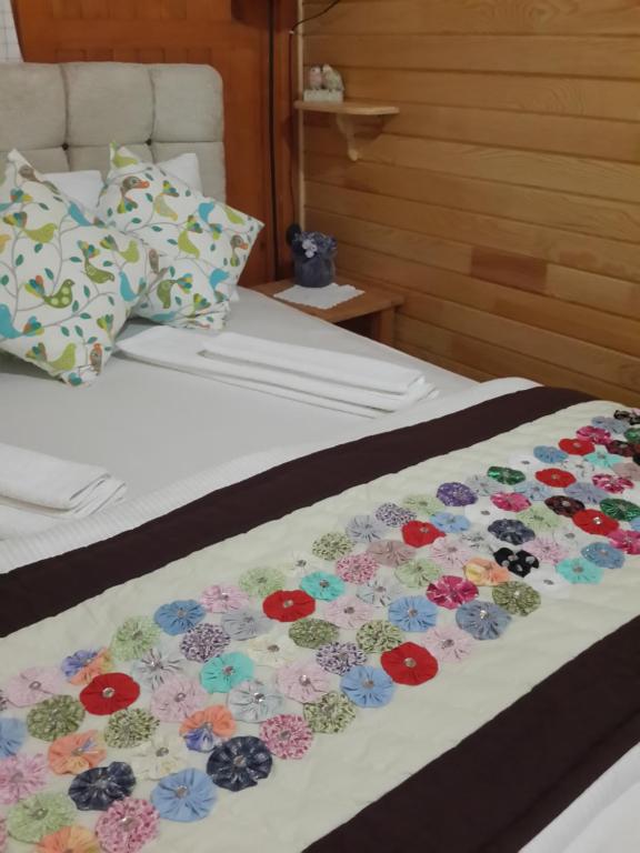 Postel nebo postele na pokoji v ubytování KUŞ YUVASI PANSiYON