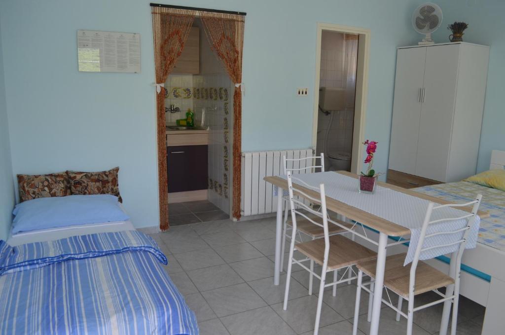 Postel nebo postele na pokoji v ubytování Apartments Alen