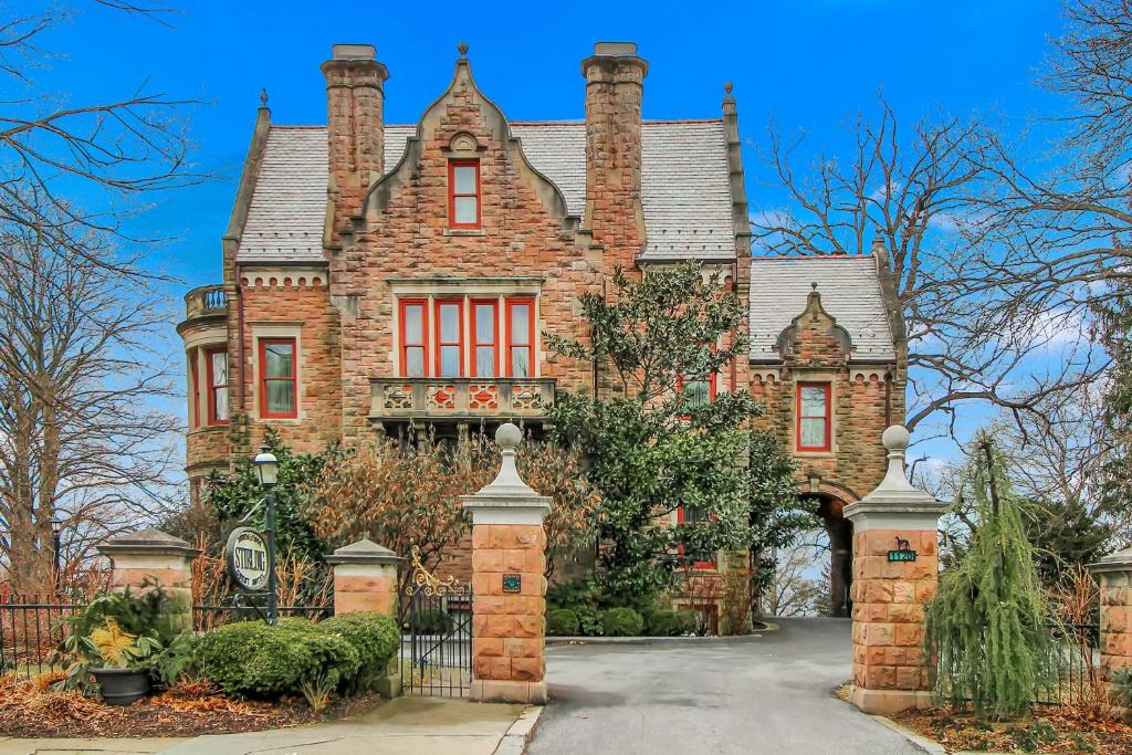 una casa vieja con una puerta delante de ella en The Gables at Stirling Guest Hotel, en Reading