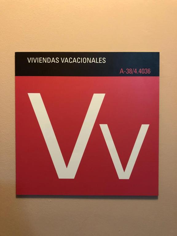 czerwono-biały znak na ścianie w obiekcie PISO 20 w mieście Candelaria