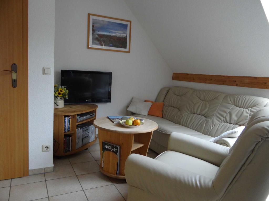 a living room with a couch and a tv at Fewo Fiete in Trassenheide