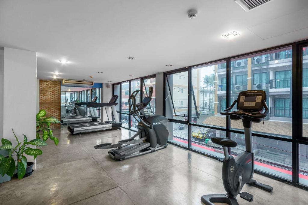Fitness centrum a/nebo fitness zařízení v ubytování The Lantern Resorts Patong - SHA Extra Plus