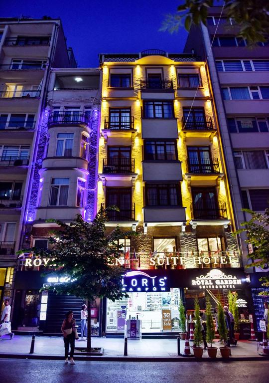 wysoki budynek z oświetleniem przed nim w obiekcie Royal Palace Hotel w Stambule