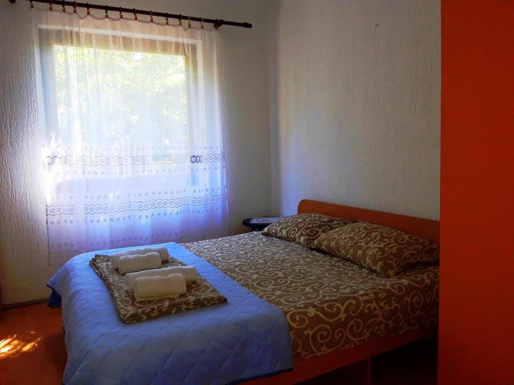 Giường trong phòng chung tại Niš Apartman