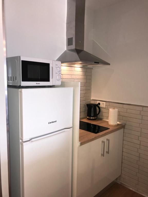 Kuchyň nebo kuchyňský kout v ubytování La Perla Apartment BY NAMASTE ELITE