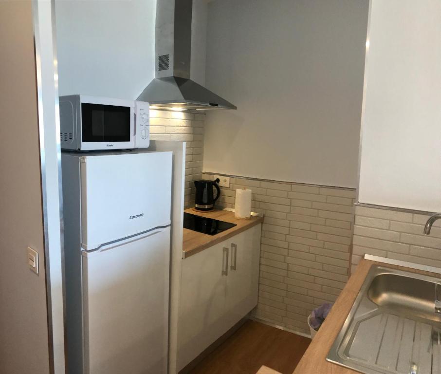 Kuchyň nebo kuchyňský kout v ubytování La Perla Apartment BY NAMASTE ELITE