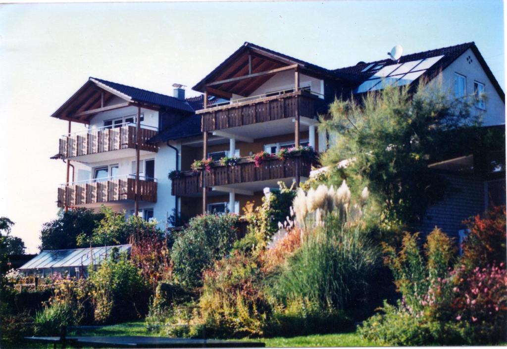 uma casa no topo de uma colina com plantas em Gästehaus Huber Meersburg em Meersburg