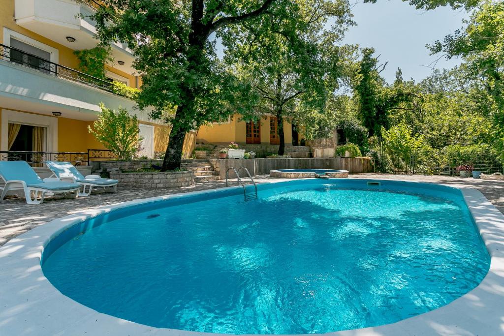 una piscina en el patio trasero de una casa en Poolside Apartments Miljan i Ranko, en Herceg-Novi