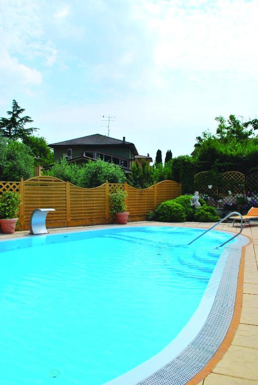 Bazén v ubytování Hotel Alsazia nebo v jeho okolí