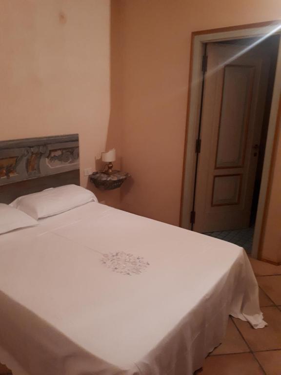 Ένα ή περισσότερα κρεβάτια σε δωμάτιο στο Locanda di Porta Antica